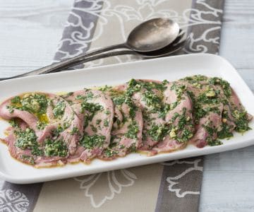 Língua salgada com molho verde