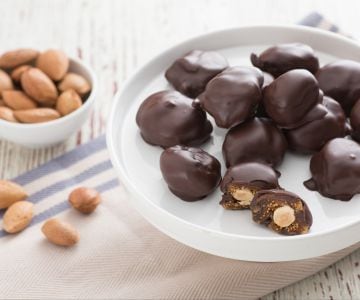 Figos recheados cobertos com chocolate