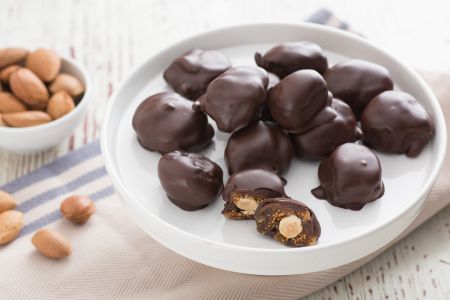 Figos recheados cobertos com chocolate