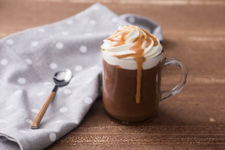 Chocolate quente com caramelo mou