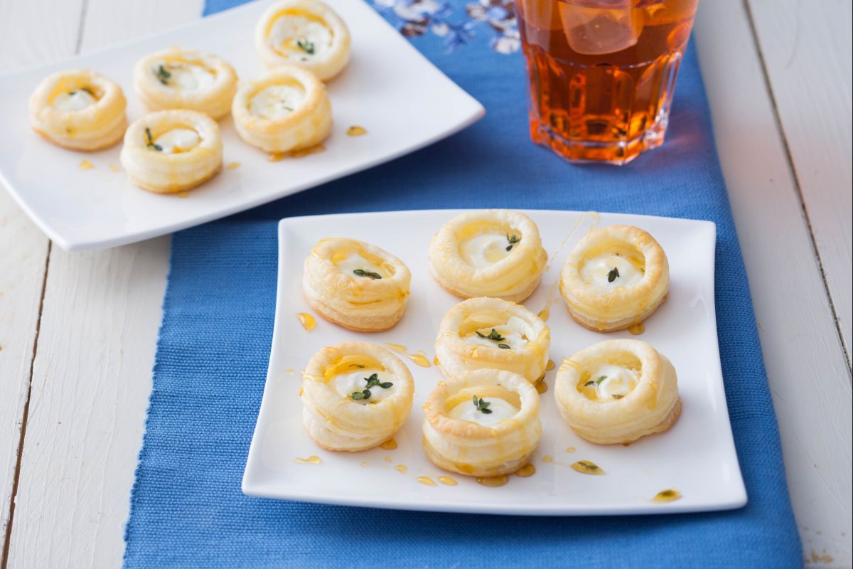 Folhados de queijo e mel