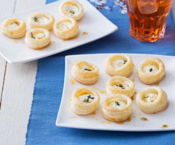 Folhados de queijo e mel