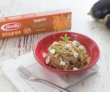 Espaguete integral com berinjela assada e hortelã