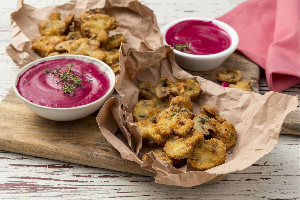 Cogumelos fritos com maionese de beterraba