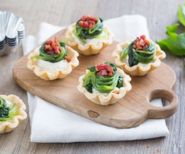 Cestas de massa brisée com queijo de cabra e ervas