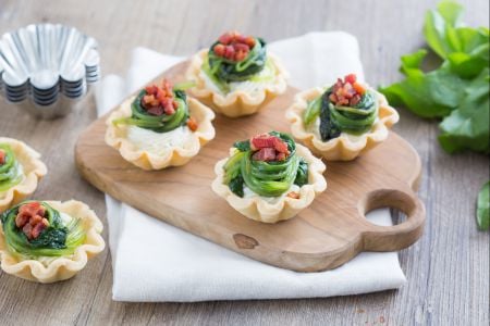 Cestas de massa brisée com queijo de cabra e ervas