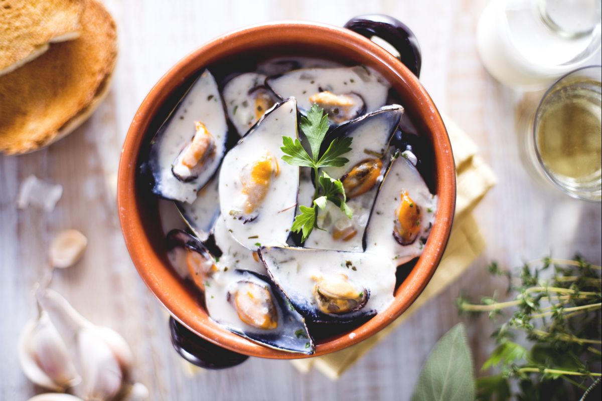 Mexilhões ao molho de vinho branco e creme de leite