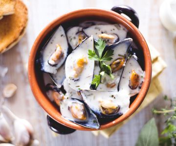 Mexilhões ao molho de vinho branco e creme de leite