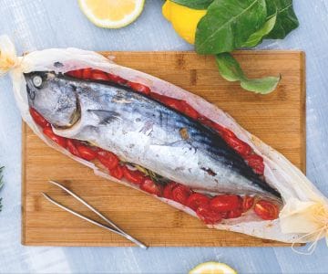 Palamita no papelote com tomatinhos