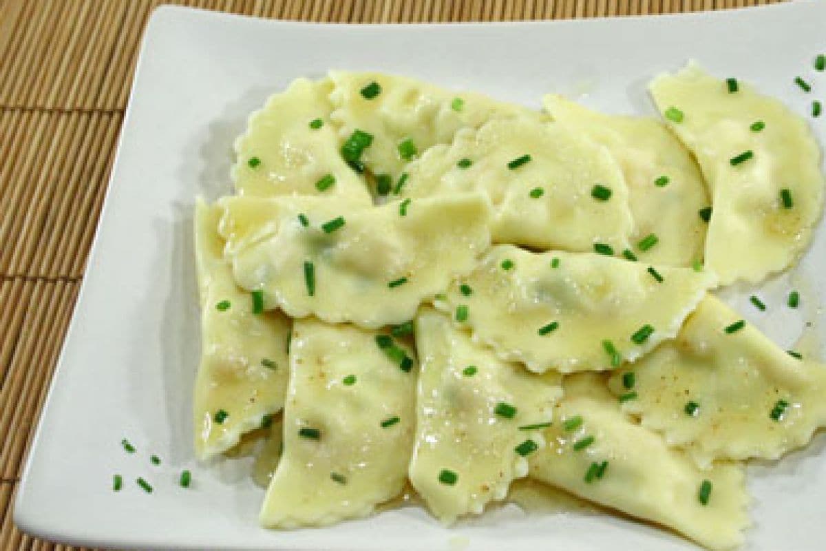 Mezzelune com salmão e cebolinha