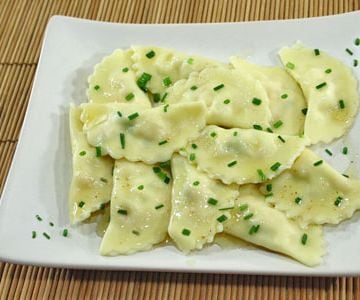 Mezzelune com salmão e cebolinha