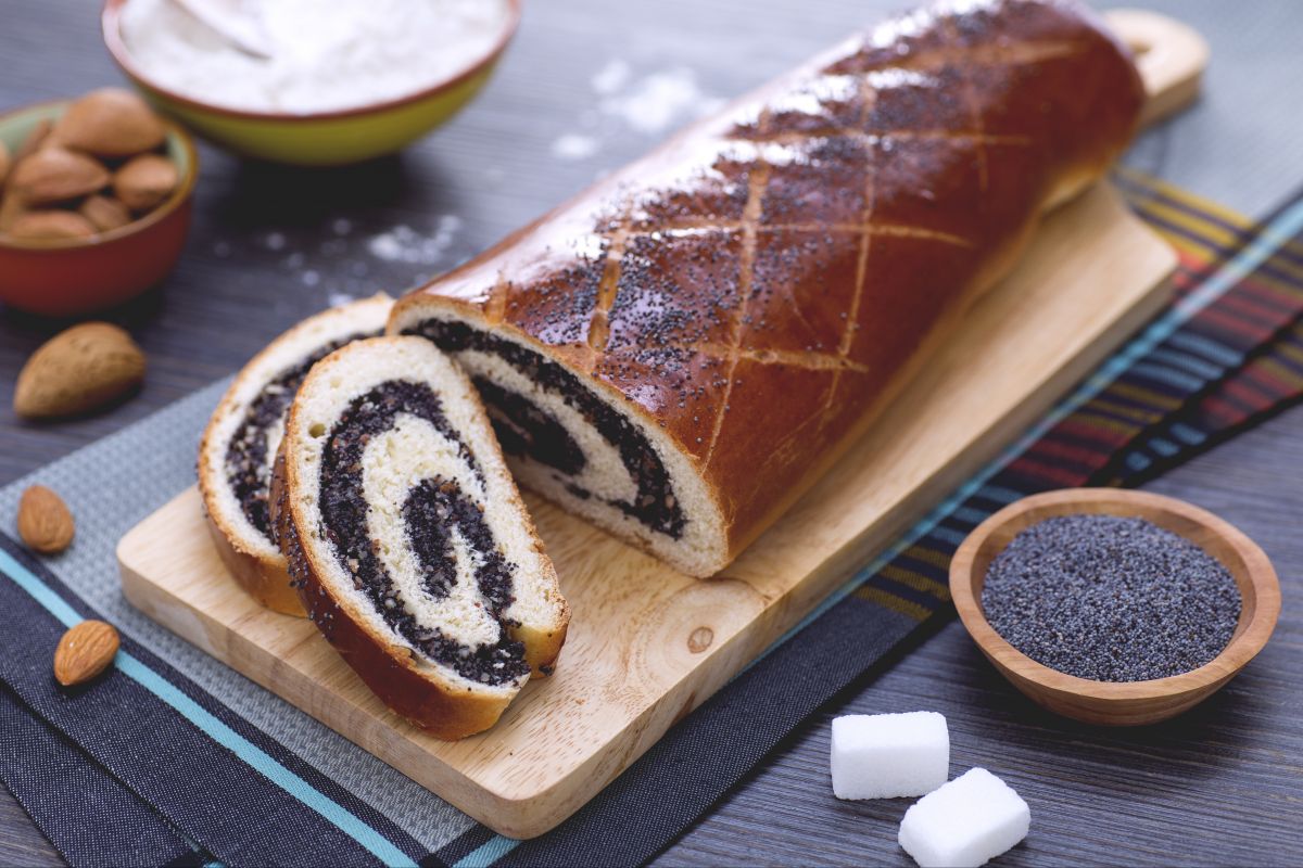 Rolo de sementes de papoula, amêndoas e marzipã