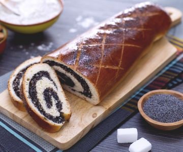 Rolo de sementes de papoula, amêndoas e marzipã
