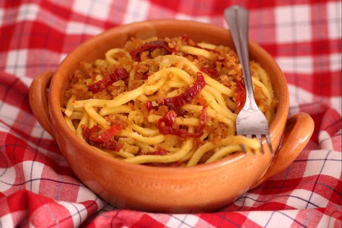 Troccoli com tomates secos, anchovas e farinha de rosca crocante