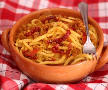 Troccoli com tomates secos, anchovas e farinha de rosca crocante