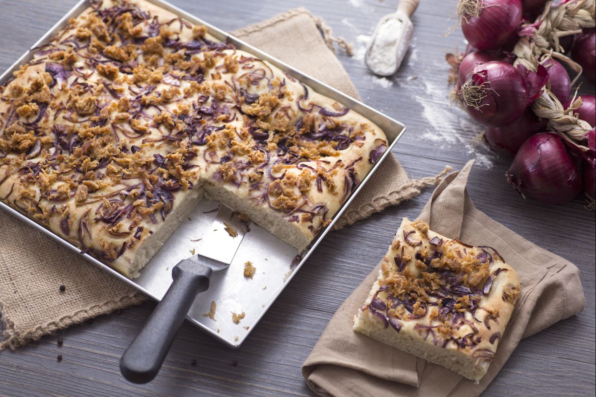 Focaccia com cebolas roxas e atum