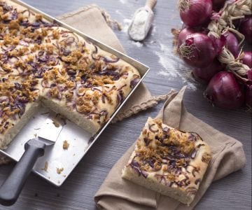Focaccia com cebolas roxas e atum