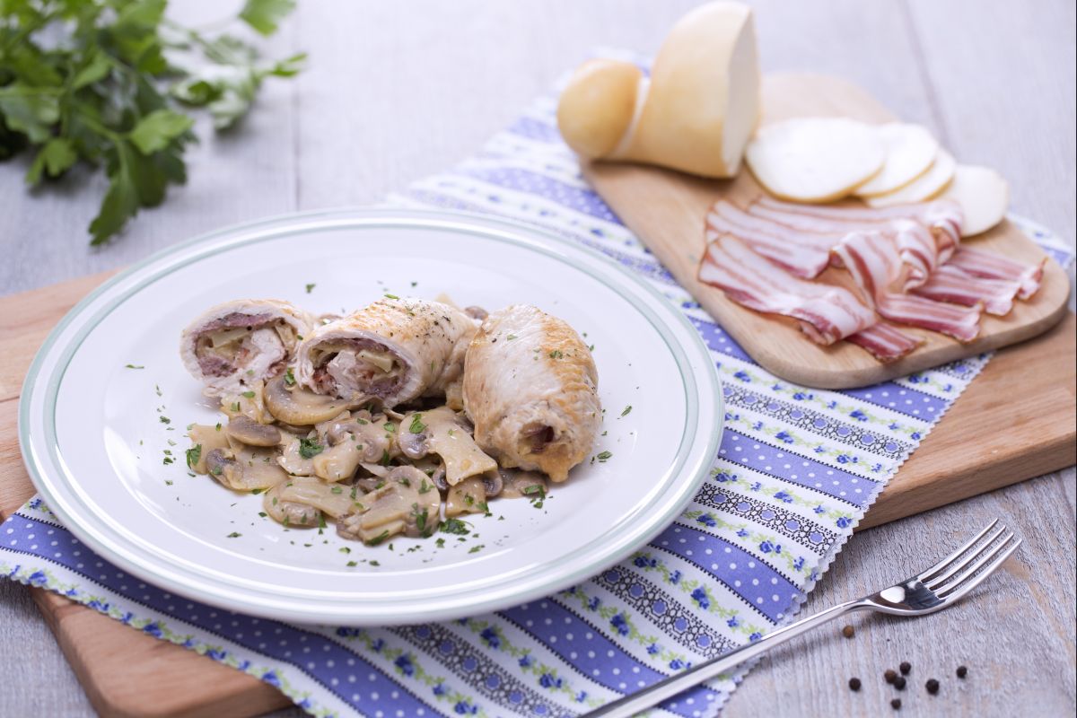 Rolinhos de peru recheados com cogumelos Champignon