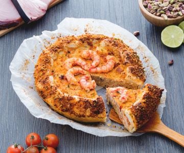 Folhado com peixe-espada e camarões