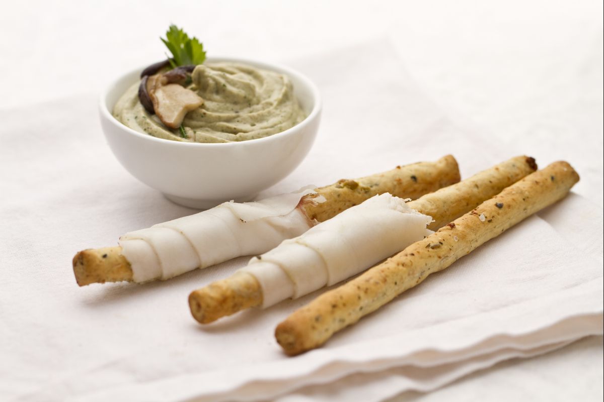 Grissini de azeitonas com porcini e lardo