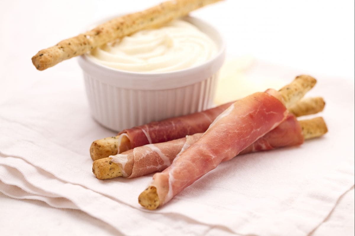 Grissini com azeitonas, presunto cru e Montasio