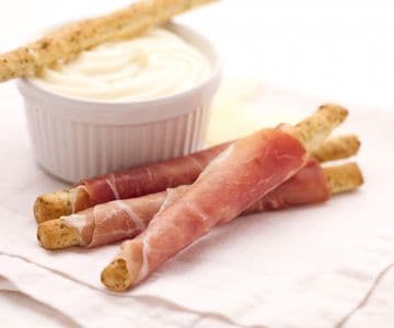 Grissini com azeitonas, presunto cru e Montasio