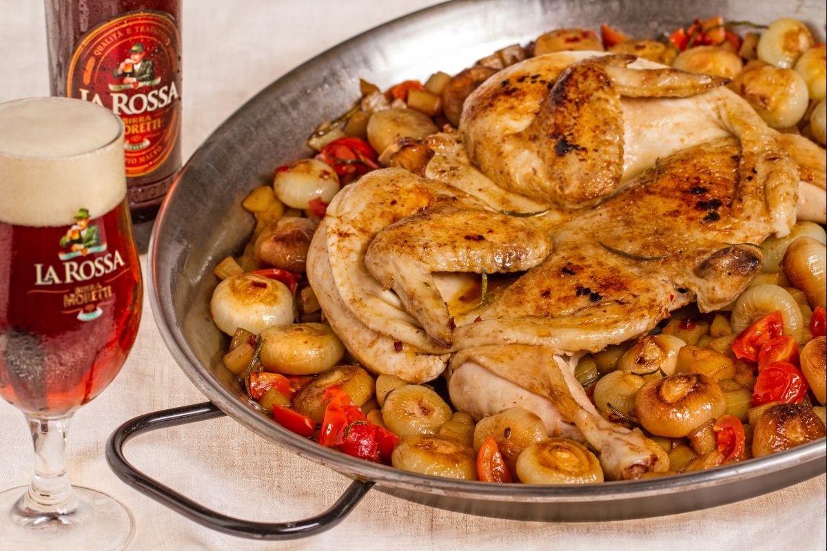 Frango à diavola na cerveja com batatas e cebolinhas