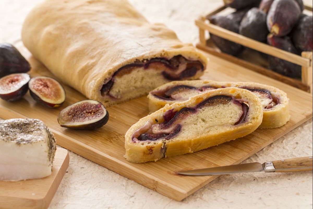 Pão recheado com bacon e figos