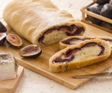 Pão recheado com bacon e figos