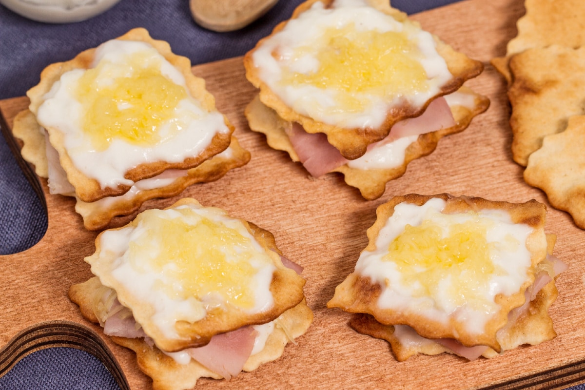Croque monsieur finger food com massa folhada clássica