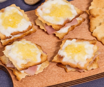 Croque monsieur finger food com massa folhada clássica