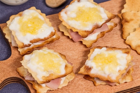 Croque monsieur finger food com massa folhada clássica