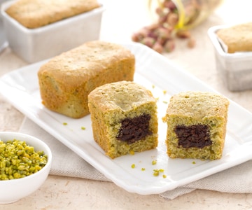 Mini plumcake de pistache com coração de Nesquik