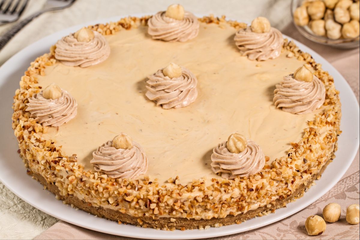 Cheesecake caramelo e avelãs