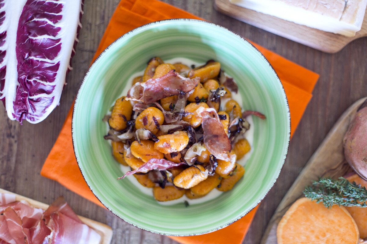 Nhoque de batata-doce com radicchio e speck