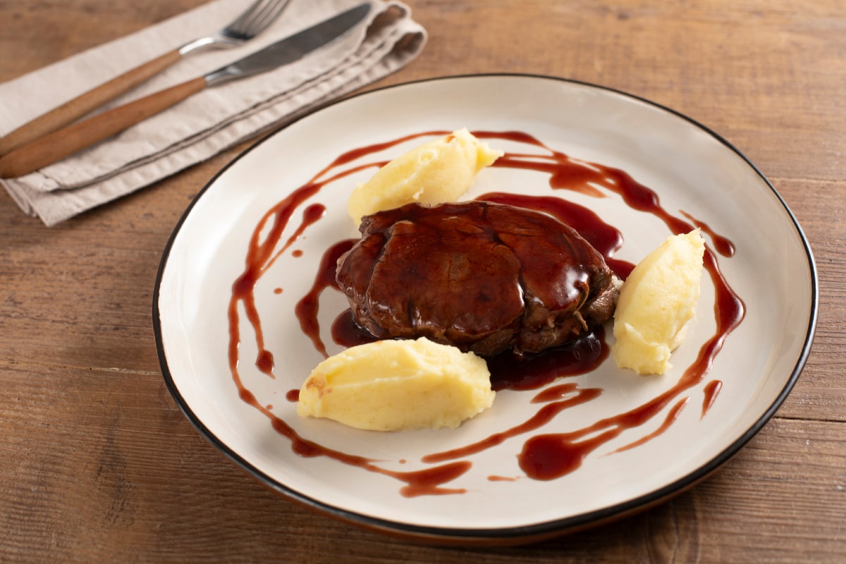 Filé de carne com molho de vinho tinto