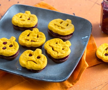 Biscoitos bicolores de cacau e abóbora