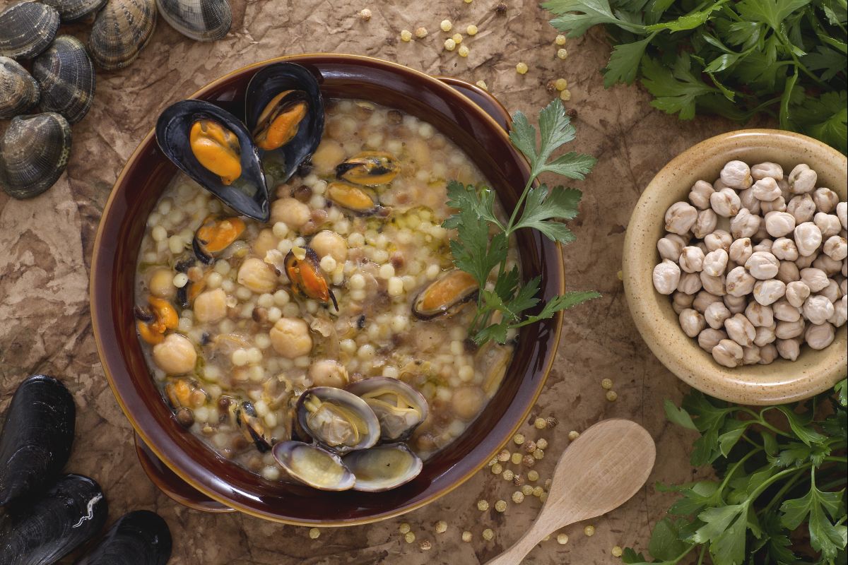 Fregola com mexilhões, vôngoles e grão-de-bico