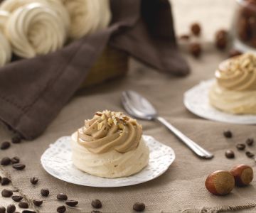 Nuvens de merengue com avelãs