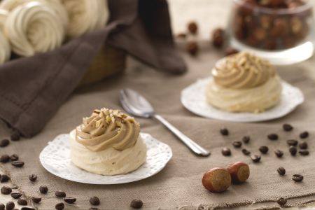 Nuvens de merengue com avelãs