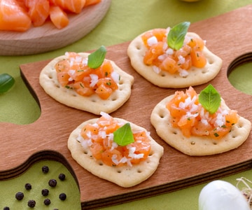 Pães achatados com tártaro de salmão e cebolinha