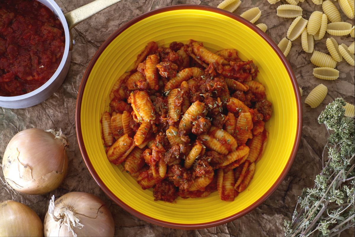 Gnocchi sardi ao ragu de linguiça