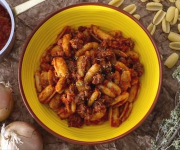 Gnocchi sardi ao ragu de linguiça