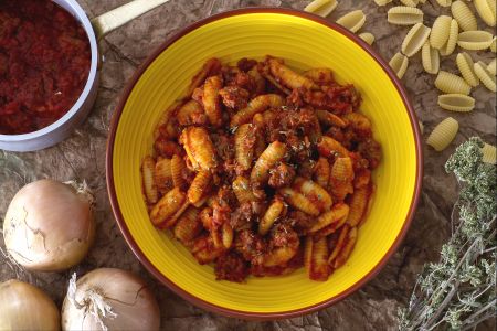 Gnocchi sardi ao ragu de linguiça