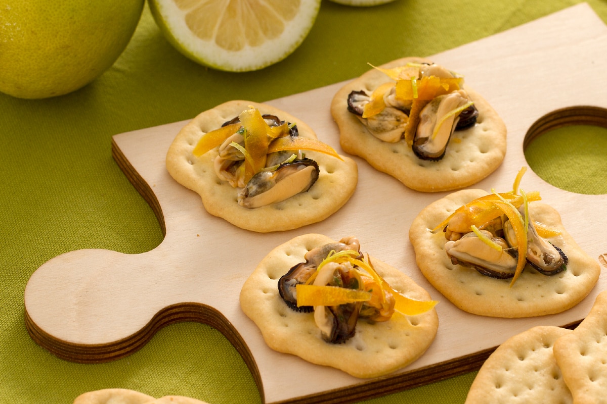 Focaccias com mexilhões, bottarga e raspas de limão