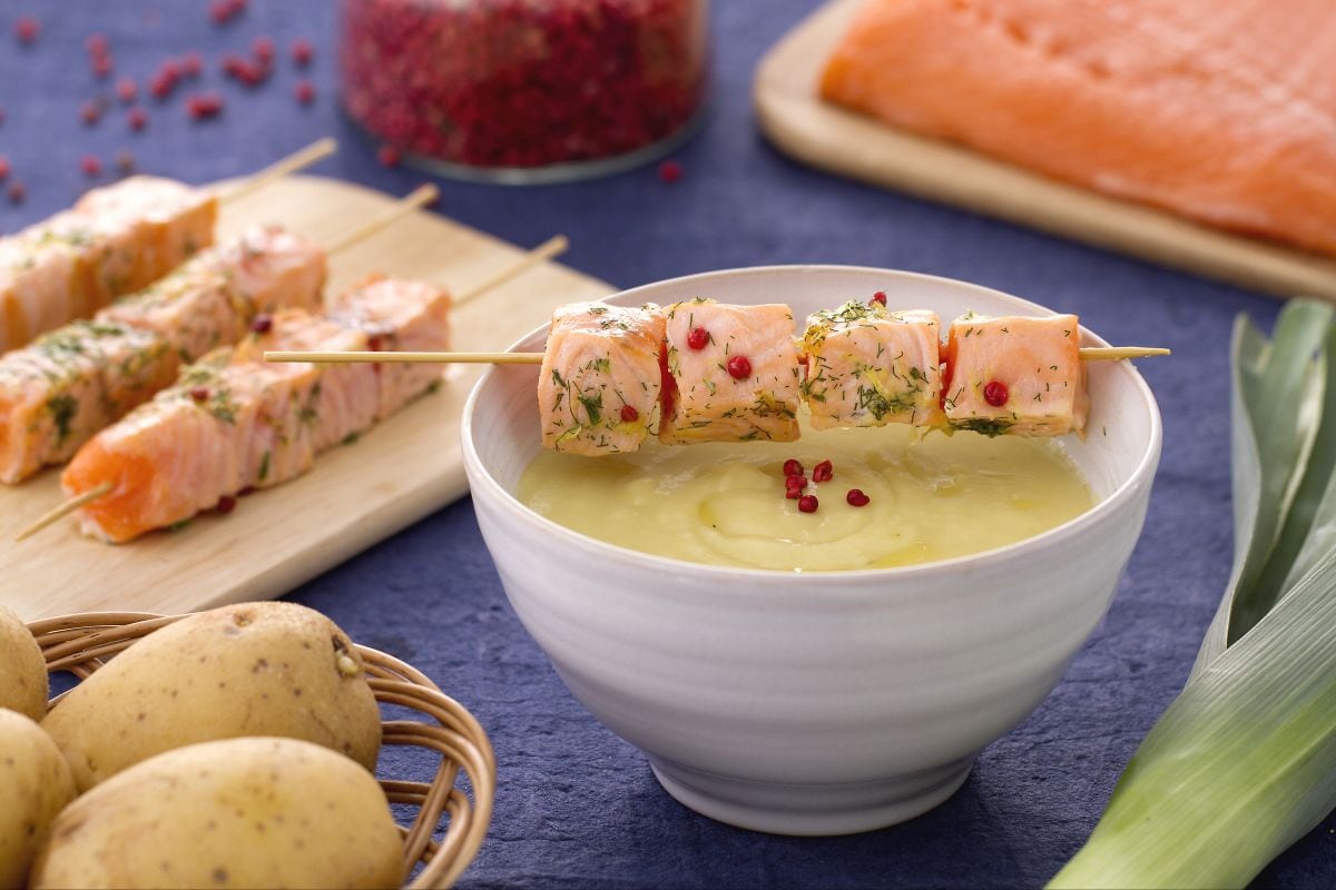 Creme de alho-poró e batatas com espeto de salmão