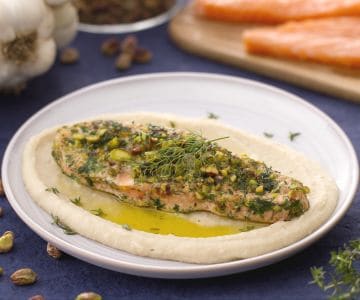 Salmão crocante sobre creme de cannellini