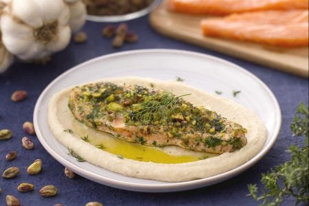Salmão crocante sobre creme de cannellini