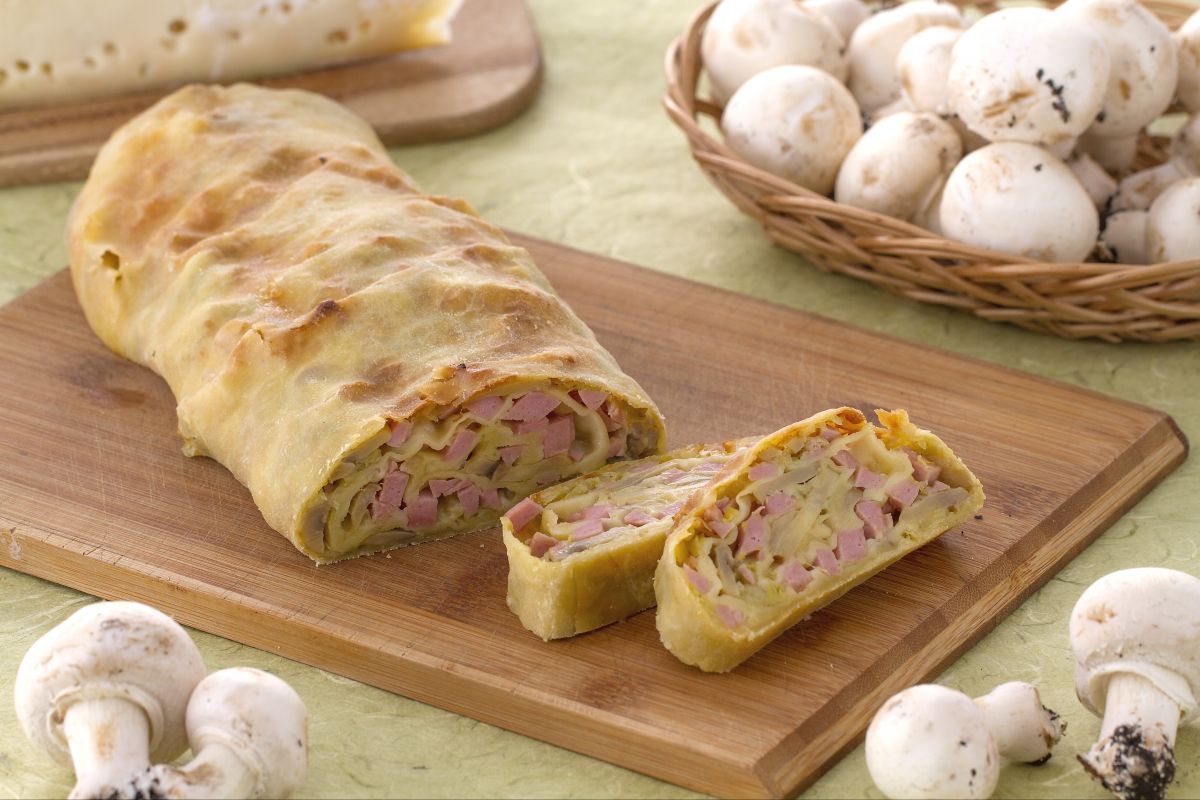 Strudel salgado com presunto, cogumelos e fontina