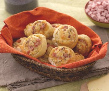 Caracóis de pão recheados com cubos de presunto e queijo fontina